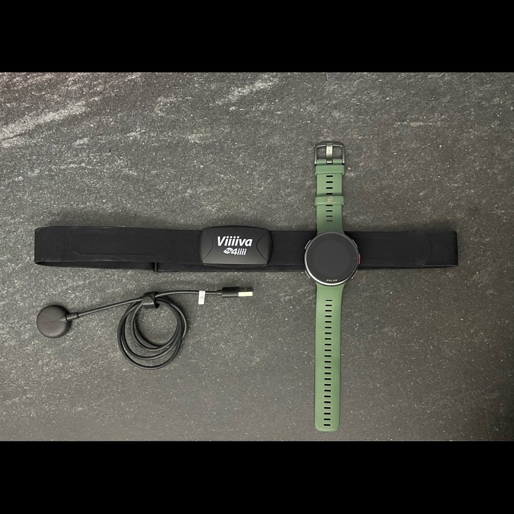 Polar Vantage V2 Fitness Tracker Watch + Heart-rate Monitor Bundle